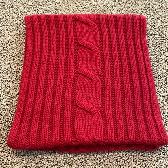 Chunky Knit Maroon Scarf in GUC - Picture 1 of 3